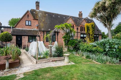5 bed property, in Bodle Street Green, £850,000
