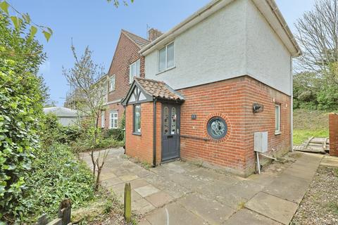 3 bed property, in Mile Cross Road, £240,000