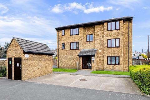 1 bed property, in West Street, £120,000