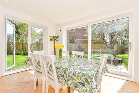 4 bed property, in The Churchlands, £450,000