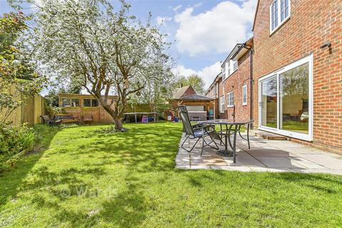 4 bed property, in The Churchlands, £450,000