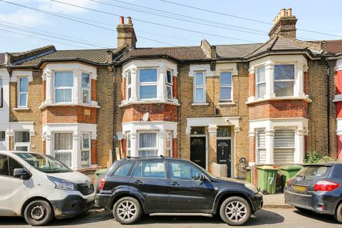 2 bed property, in Greenleaf Road, £275,000