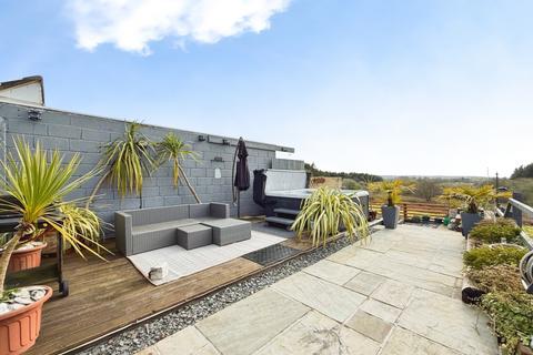 4 bed property, in Heol Y Nant, £425,000