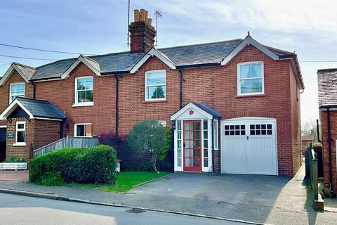 4 bed property, in The Green, £400,000