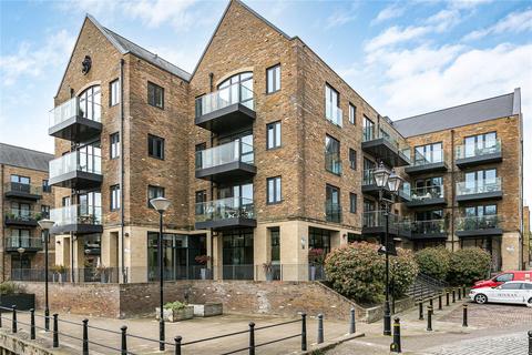 2 bed property, in Lion Wharf Road, £420,000