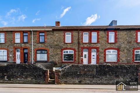 3 bed property, in High Street, £125,000