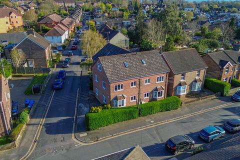 1 bed property, in Triangle Road, £180,000