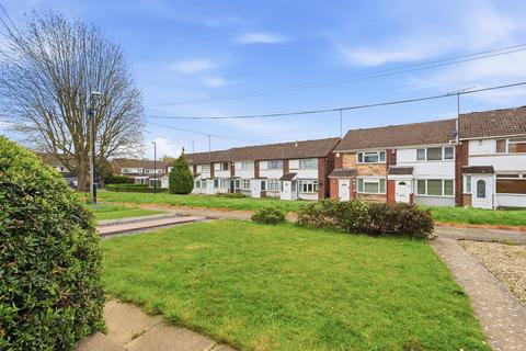 2 bed property, in Warmington Close, £225,000