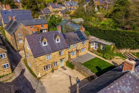 5 bed property, in Bonds End Lane, £825,000