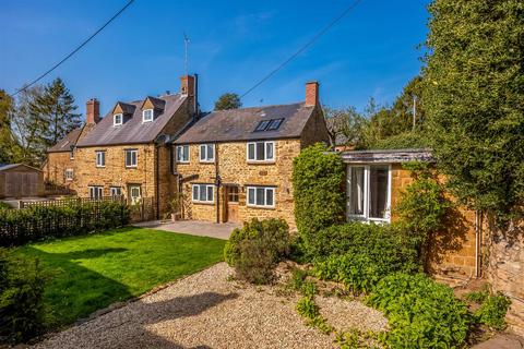 5 bed property, in Bonds End Lane, £825,000