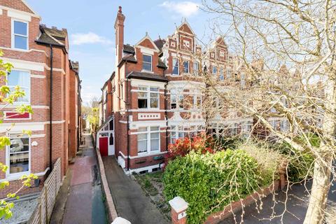 2 bed property, in Grimston Avenue, £250,000