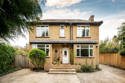 3 bed property, in New Road, £650,000
