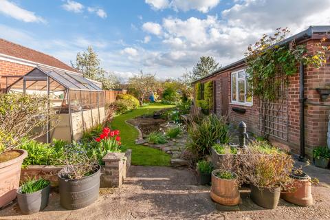 2 bed property, in Butt Lane, £250,000