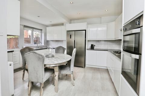 3 bed property, in Roberts Drive, £180,000