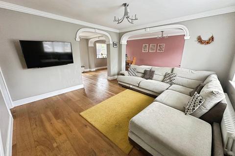 5 bed property, in Cobwells Close, £400,000
