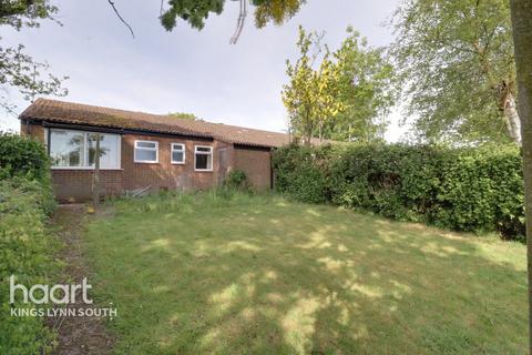 2 bed property, in Woodgate Way, £170,000