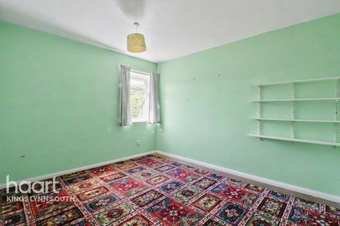 2 bed property, in Woodgate Way, £150,000