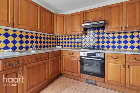 3 bed property, in Keppel Road, £500,000