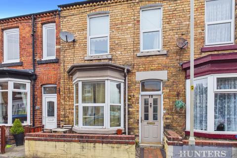 2 bed property, in Spring Bank, £120,000