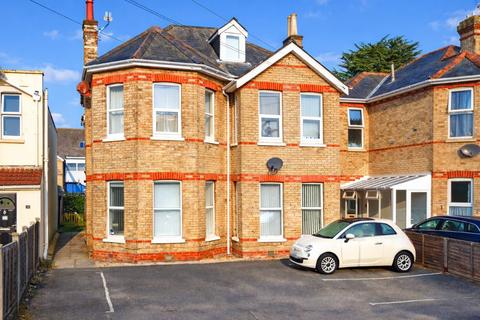 2 bed property, in Bournemouth BH4, £250,000