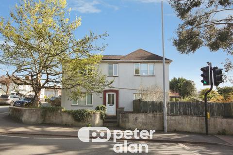 4 bed property, in Lodge Road, £450,000