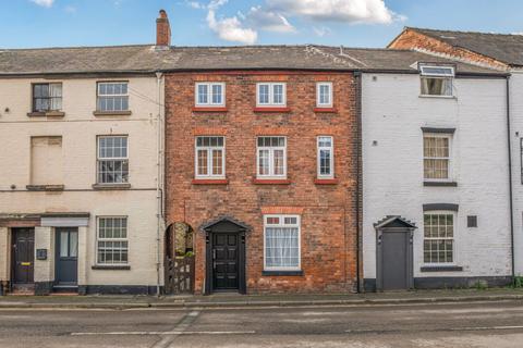 3 bed property, in Commercial Street, £120,000