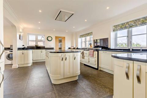4 bed property, in The Court, £900,000
