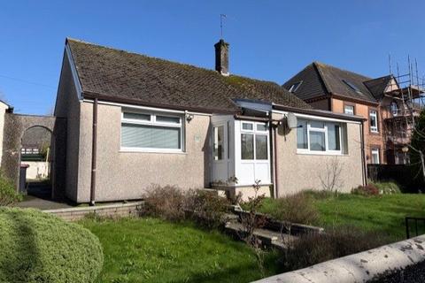 2 bed property, in Ashwood Drive, £80,000