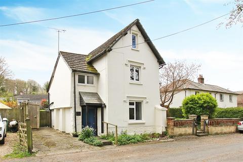 2 bed property, in Village Street, £365,000