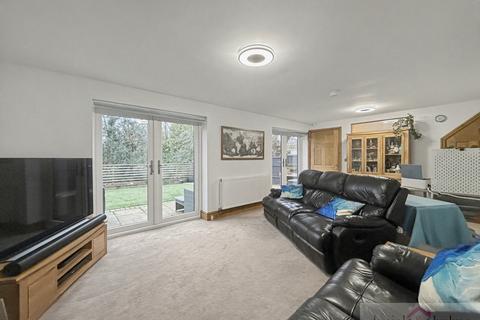 4 bed property, in Meadow Close, £400,000