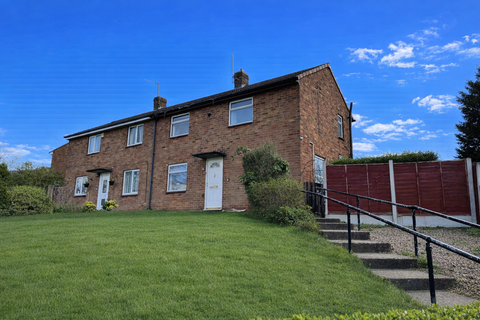 2 bed property, in Hayes Road, £125,000