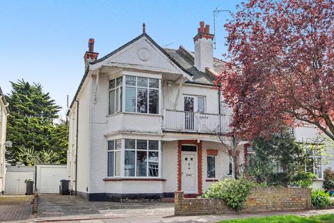 5 bed property, in Clieveden Road, £675,000