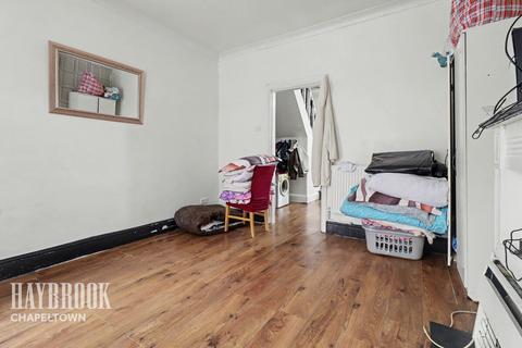 3 bed property, in Popple Street, £90,000