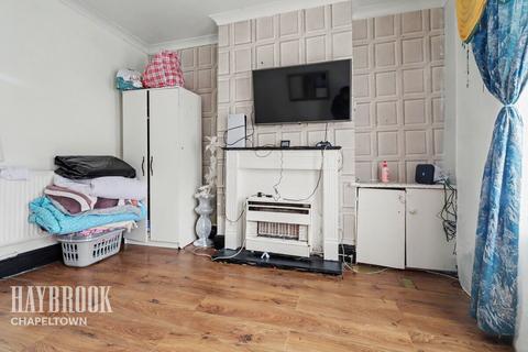 3 bed property, in Popple Street, £90,000