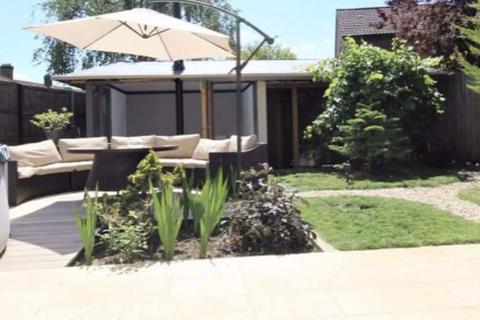 4 bed property, in Meadowside, £625,000
