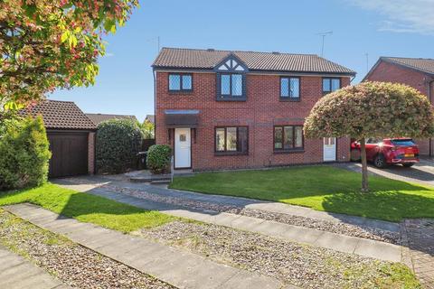 3 bed property, in Courtney Close, £295,000