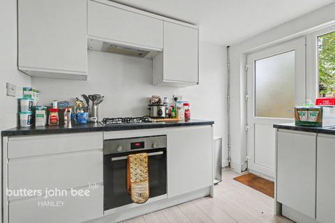 4 bed property, in Bucknall New Road Stoke-On-Trent ST1 2BG, £170,000