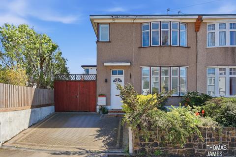 3 bed property, in Park Crescent, £600,000