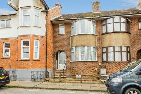 2 bed property, in Chaucer Street, £180,000
