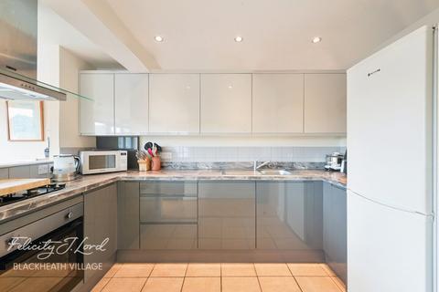 2 bed property, in Lee High Road, £350,000