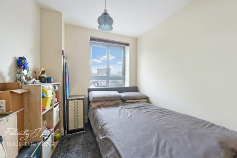 2 bed property, in Lee High Road, £350,000