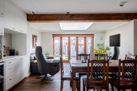 3 bed property, in Pembury Avenue, £575,000