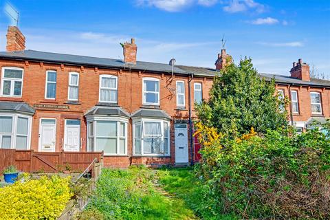 2 bed property, in Charlesworth Avenue, £150,000
