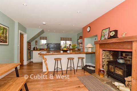 3 bed property, in Dunsfold Road, £550,000