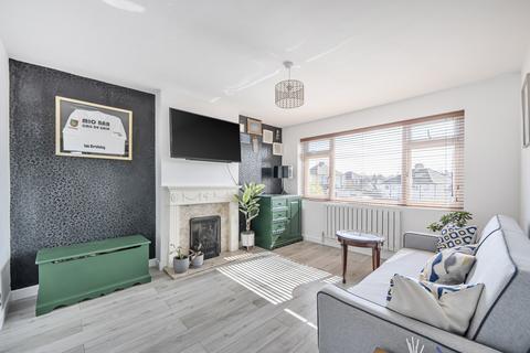 2 bed property, in Addison Close, £325,000