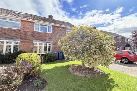 3 bed property, in Yonge Close, £265,000