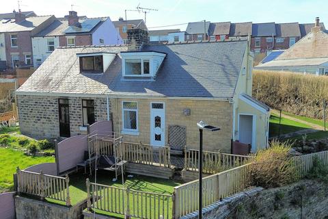 2 bed property, in Smith Road, £135,000