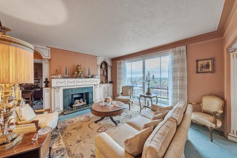 2 bed property, in Dollis Hill Lane, £350,000