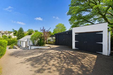 3 bed property, in Victoria Road, £335,000
