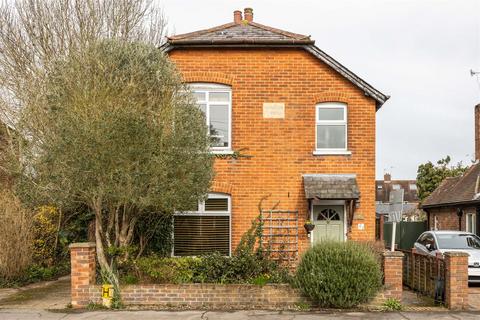 4 bed property, in Oakdene Road, £850,000